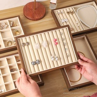 Présentoir de vitrine en stock pour diffusion en direct et vente de rue, organisateur de bijoux carré haut de gamme en bois de noyer pour bagues et boucles d'oreilles, Origine Jinhua