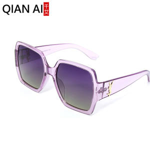 Gafas de Sol Qianai para Mujer, Montura Morada Translúcida, Lentes Polarizadas con Degradado, Protección UV 100%, Gafas de Sol Cuadradas de Moda - Product Image 2