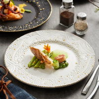 Assiette creuse élégante en céramique à motif cocotier créatif et bord doré, idéale pour les pâtes et les salades, parfaite pour la cuisine occidentale
