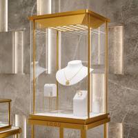 Luxuriöse Goldrahmen-Schmuckvitrine Hoher Sockel Glasvitrine mit LED-Beleuchtung für Juweliergeschäfte und Boutiquen