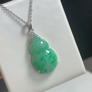 Pendentif gourde en jadéite birmane de qualité A en or 18 carats, bijou de luxe en jade naturel coloré pour femme, idéal pour le quotidien ou comme cadeau - Product Image 2