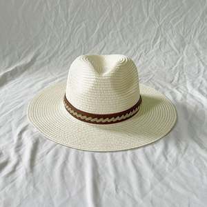 Chapeau de soleil Panama personnalisé à large bord plat en paille de papier avec ceinture décontractée en cuir PU tendance - Product Image 6