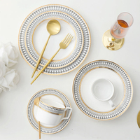 Service de vaisselle en céramique blanche à bord doré avec motif de logo personnalisé, style royal européen de luxe, pour la maison