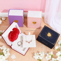 Buchförmige Plastik Moderne Ring-Halsketten-Blumen-Weihnachts-Klappdeckel-Seifenbox Valentinstag Schmuckgeschenk mit Ewiger Rose