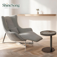 Fauteuil de lecture design à dossier haut et accoudoirs, inclinable et réglable, pour salon et villa, avec structure métallique moderne et revêtement rembourré