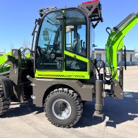 Chargeuse-pelleteuse compacte 4x4 robuste avec moteur CE EPA Euro 5 et capacité de charge nominale de 1500 kg