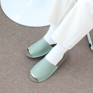 Vente en gros de pantoufles minimalistes en cuir PU de style japonais et coréen pour hôtels, maisons d'hôtes, maisons et accueil d'invités - Product Image 4