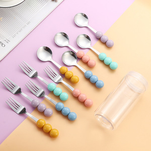 Juego de cuchara y tenedor de tres piezas en colores macaron, de acero inoxidable, portátil, para pastel y fruta, con tubo de almacenamiento. - Product Image 1
