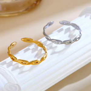 Nuovo anello transfrontaliero in stile INS, anello aperto in acciaio inossidabile con torsione fine, anello in titanio traforato stile minimalista - Product Image 2