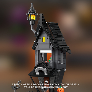 Set di Costruzioni Castello Infestato di Halloween 564 Pezzi con Luci LED, Zucca, Ragnatela, Scheletro - Giocattolo Fai-da-te per Bambini, Regalo Perfetto - Product Image 5