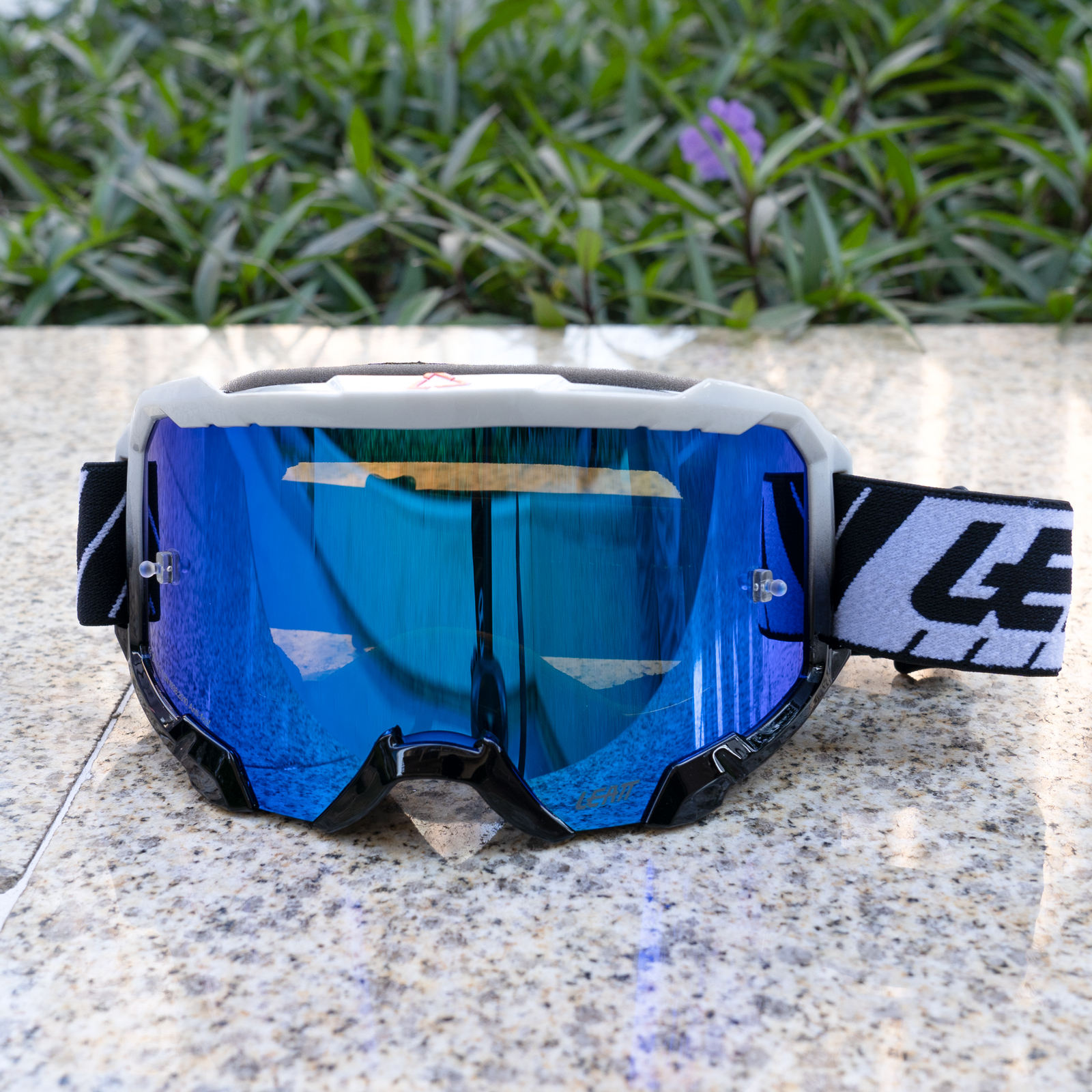 กรอบสีดำขาว / เลนส์กระจกสีฟ้า