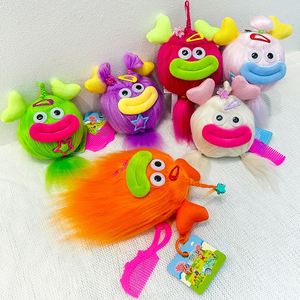 Llavero de peluche de monstruo al por mayor, llavero de dibujos animados personalizado con pompón, colgante esponjoso para coche - Product Image 2