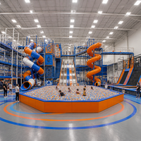 Structure de jeu intérieure sur le thème du château, grande structure de jeu souple commerciale avec toboggan tubulaire et piscine à balles pour parc d'attractions pour enfants