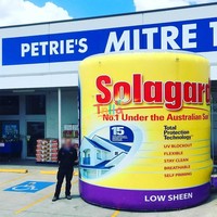 Modèle gonflable publicitaire sur mesure en forme de bidon de peinture pour publicité extérieure sur toit