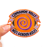 Patch brodé en chenille personnalisé avec motifs de fleurs en dentelle et cœurs, en tissu toile, thermocollant, finition gaufrée, option logo personnalisé