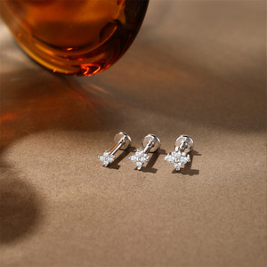 Pendientes Planos de Moissanita Floral Hipoalergénicos de Plata Esterlina S925 para Uso Diario, Ideales para Piercings de Cartílago y Hélix - Product Image 1