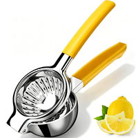 Presse-citron en métal Bellemain |   Presse-agrumes avec poignées en silicone |   Accessoire de bar manuel en acier inoxydable, compatible lave-vaisselle
