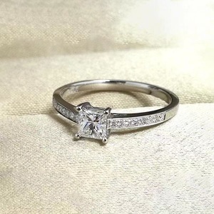 แหวนเพชรจำลองทรงเจ้าหญิง วงแหวนแพลตตินั่ม ประดับเพชรแบบ Pave Setting แหวนหมั้น เครื่องประดับสำหรับผู้หญิง - Product Image 3