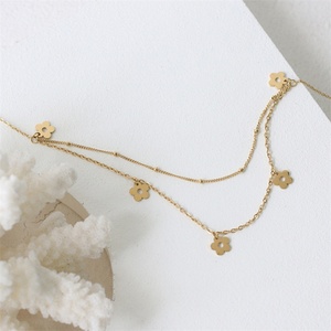 สร้อยคอสองชั้นแบบเรียบหรู ชุบทอง ประดับจี้รูปดอกไม้น่ารัก - Product Image 1
