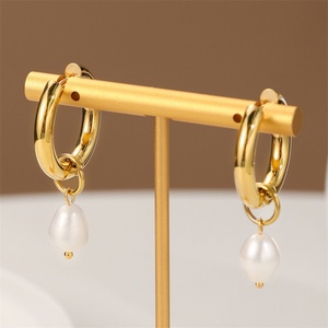 Pendientes de Aro con Perlas y Baño de Oro, Resistentes al Agua, Populares en Instagram - Product Image 3