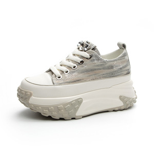 Baskets blanches à talons hauts style jean, nouveau style, tendance et polyvalentes, semelle épaisse rétro, chaussures sportives et décontractées - Product Image 1