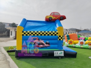 Château gonflable de petite taille en forme de voiture de course avec drapeau à damier pour les jeux d'enfants dans la cour - Product Image 1