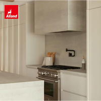 Ensemble d'armoires de cuisine Japandi moderne fabriqué en Chine, personnalisé en bois massif blanc chaud et chêne naturel avec îlot central