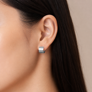 Boucles d'oreilles créoles Huggie brossées en acier inoxydable naturel, larges et incurvées, ton argent, design minimaliste à charnière - Product Image 5