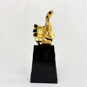 Trophée personnalisé en résine dorée avec base noire, motif pouce levé, pour récompense ou souvenir - Product Image 4