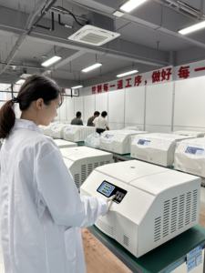 Centrífuga Refrigerada de Alta Velocidade MKE TGL-20M para Bancada, Máx. 21000 RPM, 4*100ml, 24 Tubos de Microcentrífuga 1.5ml/2ml, 31061xg -20~+40 - Product Image 4