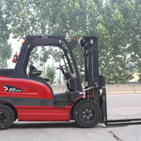 Chariot élévateur électrique Solreign CPD 5T avec batterie lithium-ion, capacité 5T, moteur AC, freinage régénératif, certifié CE, prêt pour la manutention en entrepôt frigorifique