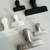 Clip Metálico Vintage con Logotipo Personalizado, Clip para Papel de Diario, Color Negro, Blanco y Verde, Modelo 002