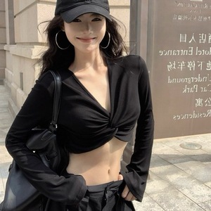 T-shirt da donna a maniche lunghe con scollo a V e design a torsione, stile americano, carino e sexy, top corto slim-fit a vita bassa per danza jazz autunnale - Product Image 1