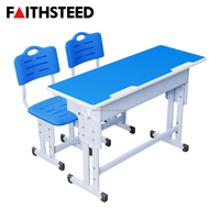 Bureau d'étudiant double bleu avec deux chaises, dossier ventilé à lattes, plateau de bureau large rose, plateau ouvert sous le bureau, réglable pour l'école