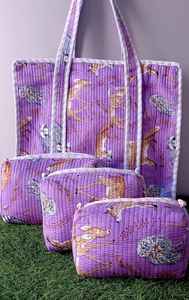Bolso Tote Acolchado con Diseño de Animales del Bosque en Tono Morado y Set de Bolsa de Cosméticos, Organizador de Maquillaje de Viaje Hecho a Mano en Algodón - Product Image 2