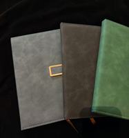 Carnet de notes classique A5 en cuir PU rigide avec reliure cousue, boucle métallique, 200 pages, logo personnalisé, ligné, avec porte-stylo
