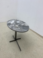 Table d'appoint moderne en marbre blanc naturel, table basse durable pour salon avec pieds en métal noir, meuble élégant