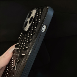 Ốp điện thoại da hình sao đinh tán cổ điển dành cho Iphone14, 15, 16, 17promax, màu đen và cam, họa tiết sao năm cánh, phong cách doanh nhân - Product Image 4