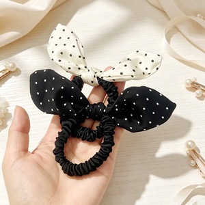 Élastique à cheveux à pois noirs et blancs pour femmes, élastique à cheveux haut de gamme pour queues de cheval basses et chignons. - Product Image 1