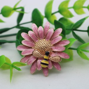 Blazer de mujer, joyería de cristal, esmalte duro, broche de abeja miel con pequeña flor, insignia de diseño, pin de solapa en bolsas - Product Image 6