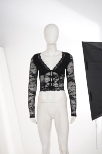 Haut court sexy noir en dentelle à manches longues pour femme, broderie florale transparente, col en V, avec boutons sur le devant, style gothique chic pour soirée - Product Image 6