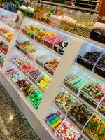 Présentoir design moderne personnalisé pour magasin de sucettes et de bonbons Éclairage LED populaire Décoration d'aliments sucrés Vitrine à vendre
