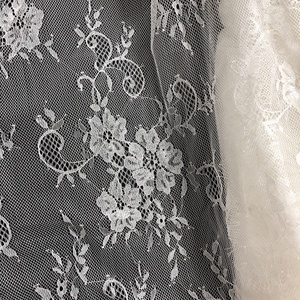 Tessuto in Pizzo Chantilly di Buona Qualità con Bordo Cigliato LT20492 di Fancy Factory - Product Image 2