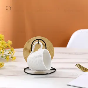 रचनात्मक नए डिजाइन कॉफी कप आधुनिक सरल शैली सफेद चीनी मिट्टी के बरतन कप लोहे के स्टैंड के साथ और बांस कोस्टर
