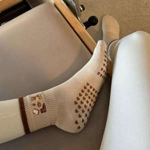 Calcetines Antideslizantes para Yoga, Pilates y Barre, Diseño Moderno para Mujer, con Lindos Estampados, Duraderos y Cómodos - Product Image 3