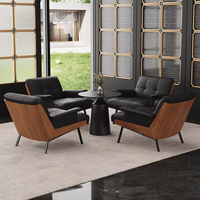 Fauteuil d'appoint moderne italien avec structure en bois massif, en cuir, pour salon, hôtel, ou projet de loisirs
