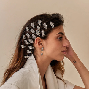 Barrette à cheveux pour femme en strass - Élégante et tendance pour les coiffures demi-chignon et frange - Product Image 1