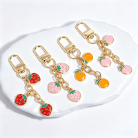 Porte-clés en émail personnalisé en forme de fruits (Fraise, Orange), pendentif de sac en alliage de zinc, breloque de sac pour femme, petit cadeau promotionnel, logo personnalisé