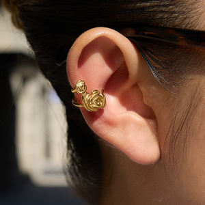 Pendientes de Clip J&D de Acero Inoxidable con Baño de Oro de 18K, Diseño de Flor Clásico, Resistentes al Agua - Product Image 2