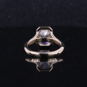 Anillo de compromiso solitario Starsgem de oro amarillo macizo de 14K con diamante cultivado en laboratorio de 3 quilates de corte radiante y engaste de bisel - Product Image 4